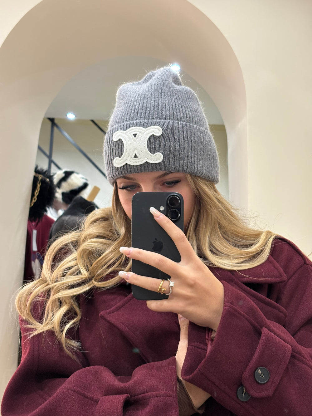 Cappello Celine in lana grigia rigata con logo bianco