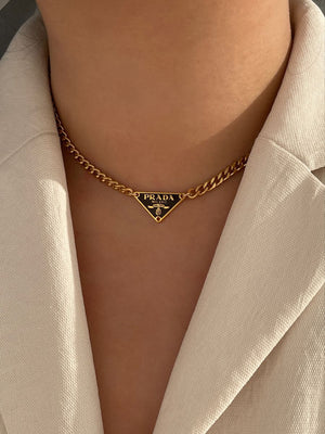 Collana a catena con pendente triangolare iconico nero
