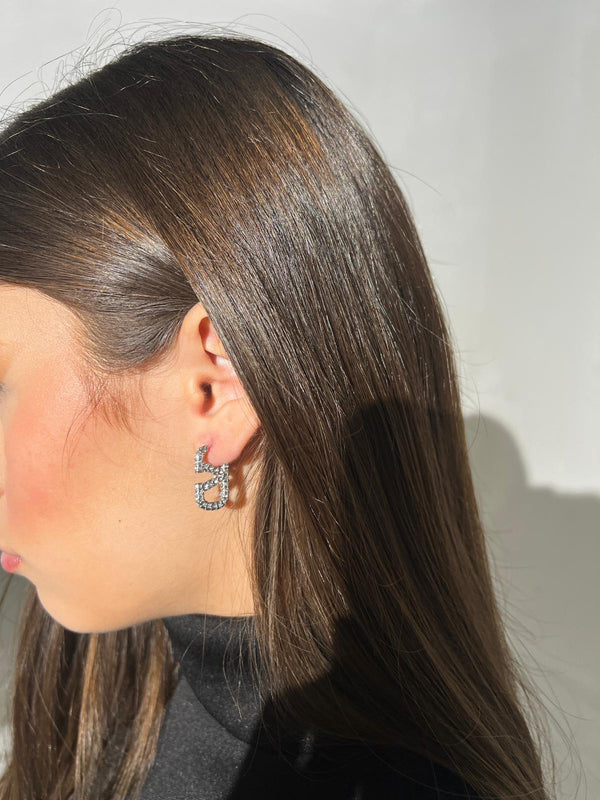 Orecchini a lobo con design intrecciato e micro cristalli argento
