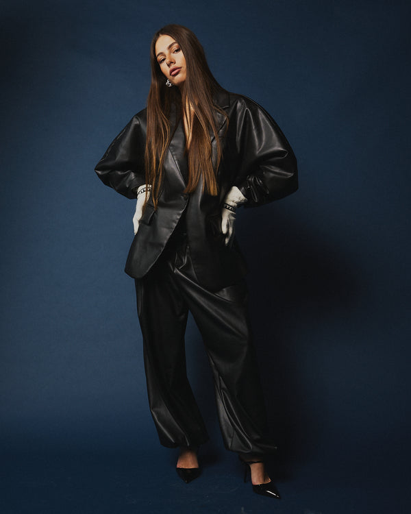 Tailleur in pelle over black