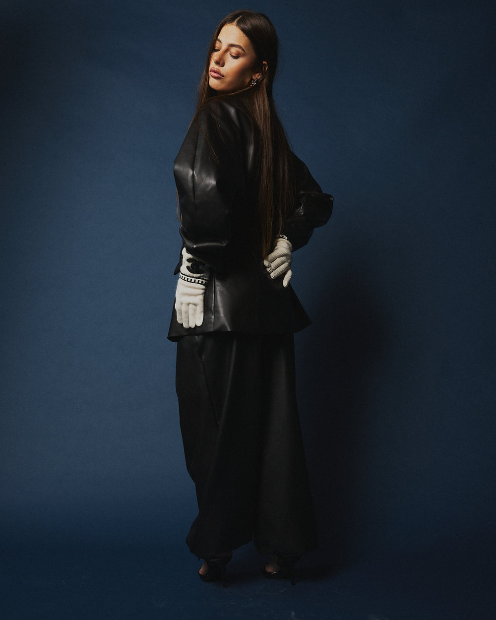 Tailleur in pelle over black