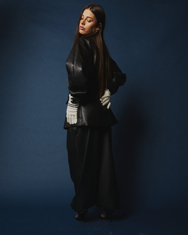 Tailleur in pelle over black