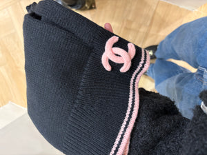 Balaclava Chanel in lana con dettagli rosa