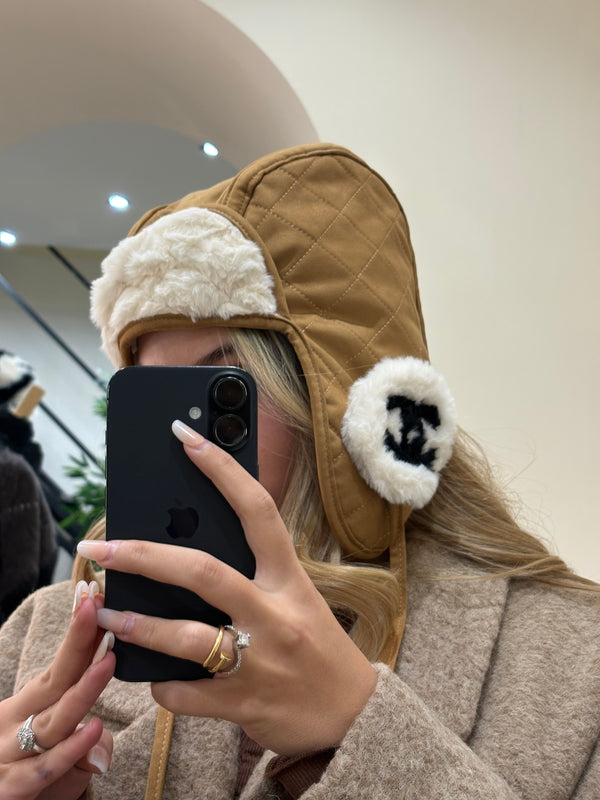 Cappello Chanel beige con paraorecchie e peluche