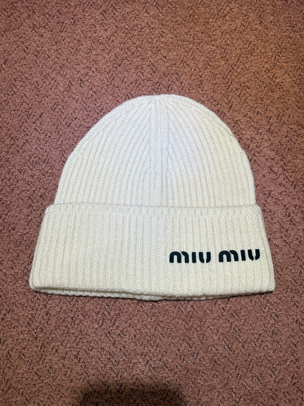 Cappello Miu Miu rigato in lana panna e bianco