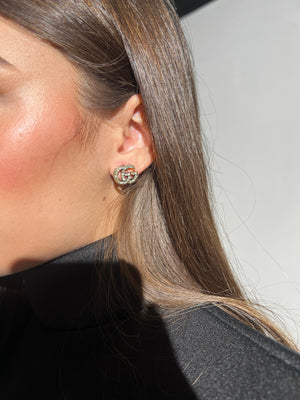 Orecchini con motivo iconico e micro cristalli