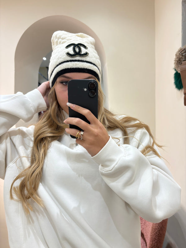 Cappello Chanel in lana bianca con rifiniture nere e oro
