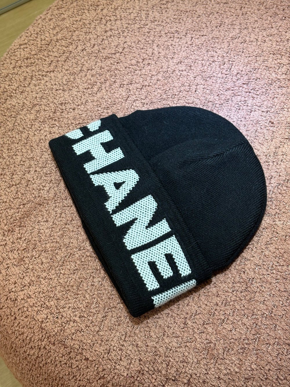 Cappello Chanel in lana rigata con scritta