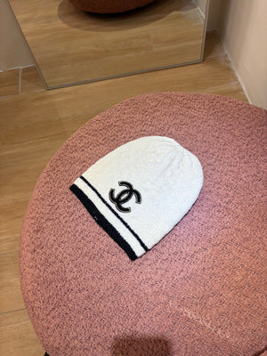 Cappello Chanel in lana bianca con rifiniture nere e oro