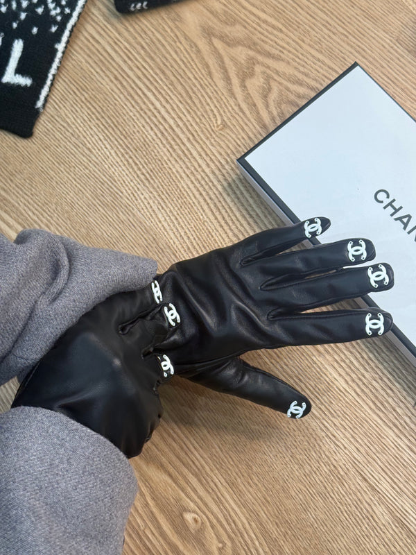 Guanti in pelle chanel con loghi bianchi