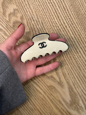 Pinza chanel contrasto panna