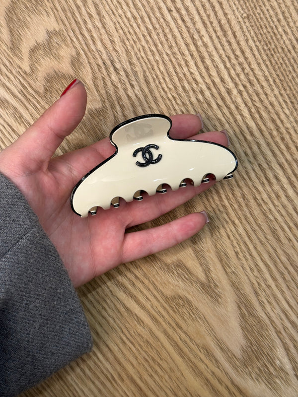 Pinza chanel contrasto panna