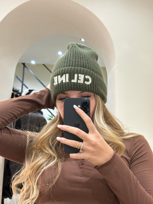 Cappello Celine in lana verde con scritta bianca