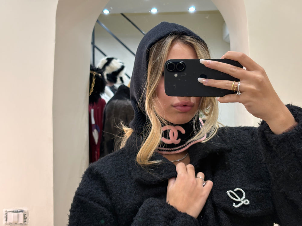 Balaclava Chanel in lana con dettagli rosa