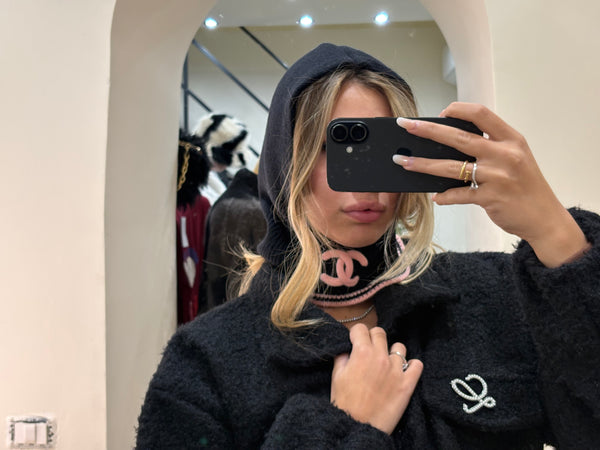 Balaclava Chanel in lana con dettagli rosa