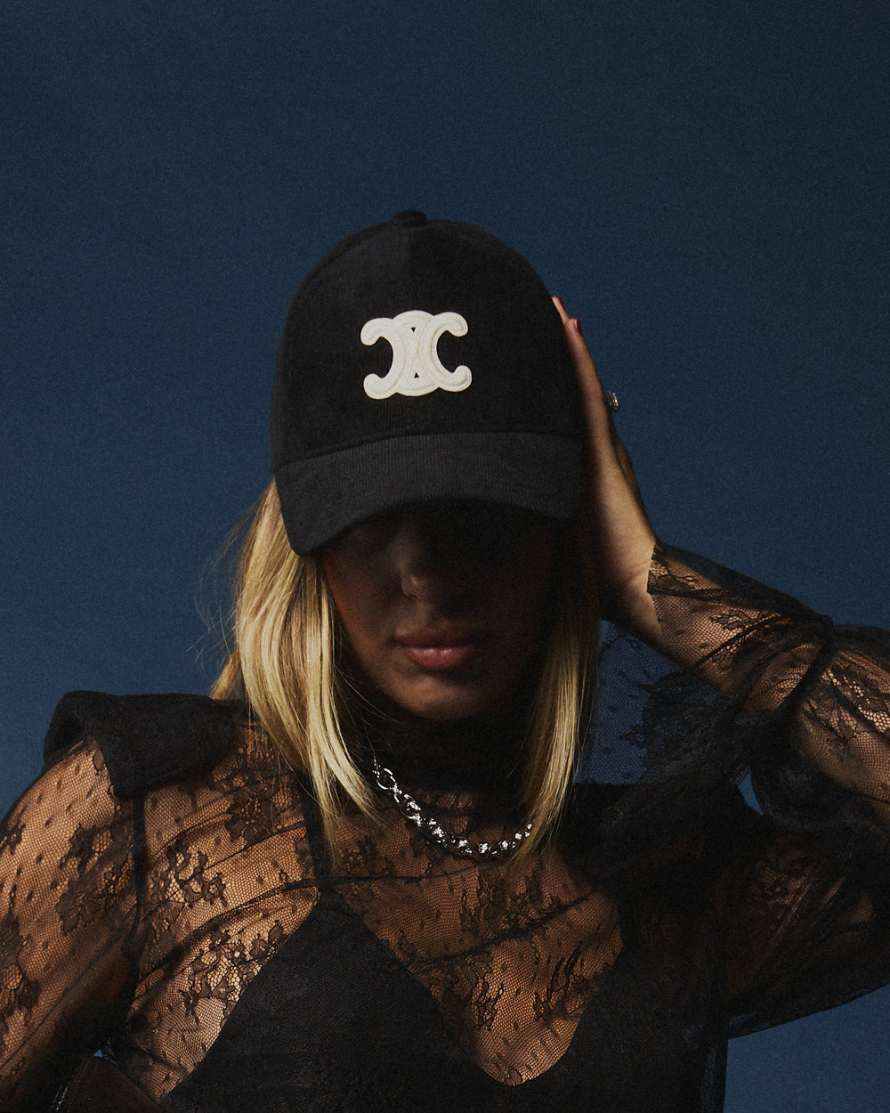 Cappello Celine velluto nero logo bianco