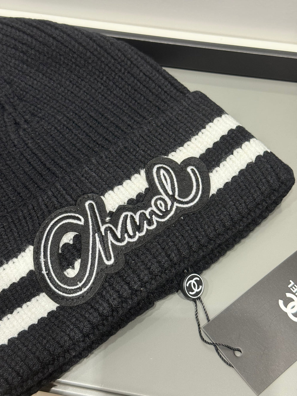 Cappello chanel scritta stilizzata