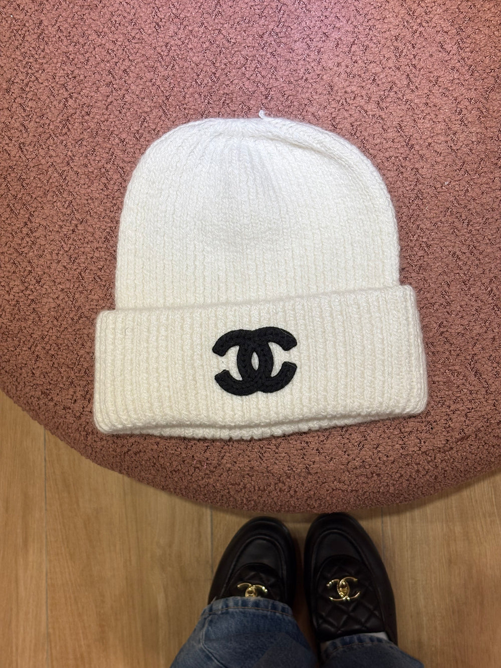 Cappello Chanel con logo intrecciato nero