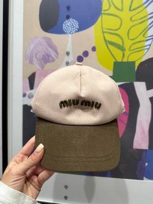 Cappello con visiera a contrasto miumiu