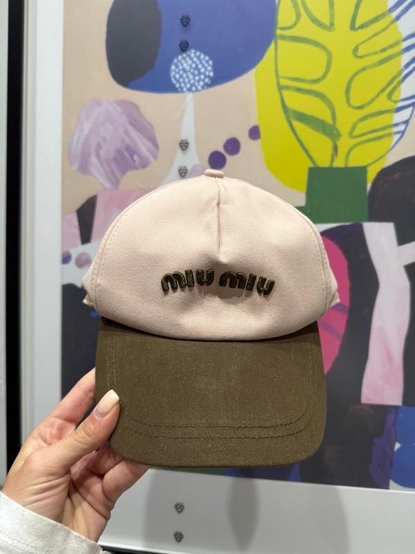 Cappello con visiera a contrasto miumiu