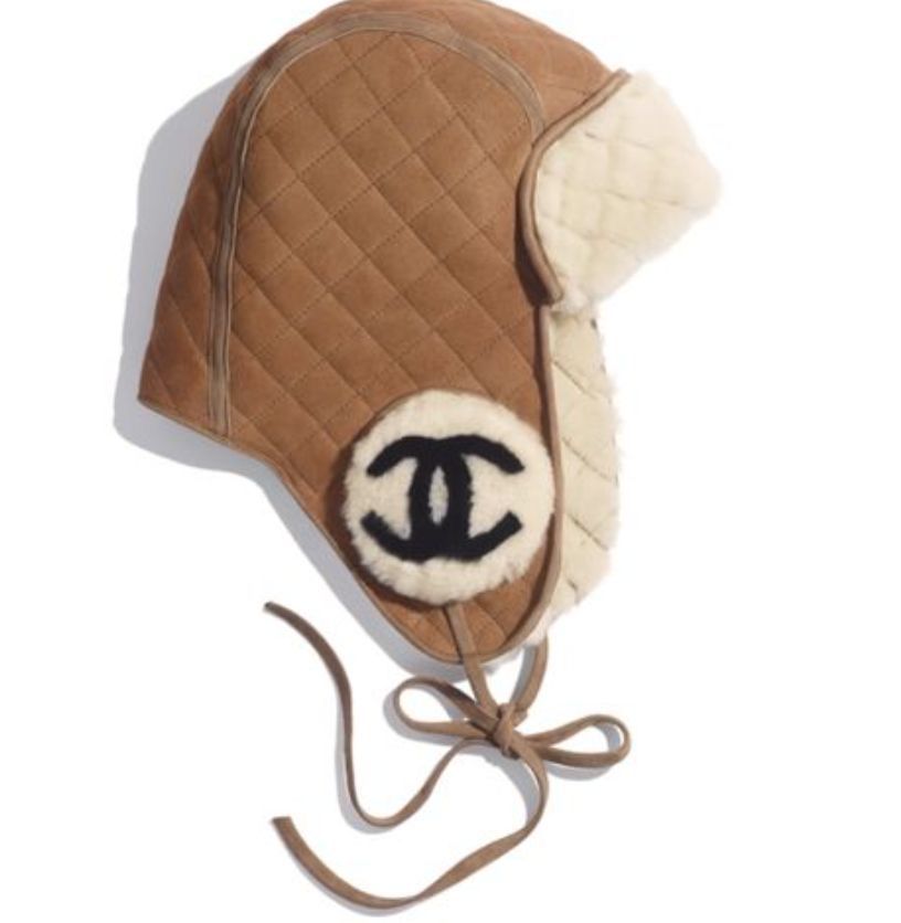 Cappello Chanel beige con paraorecchie e peluche