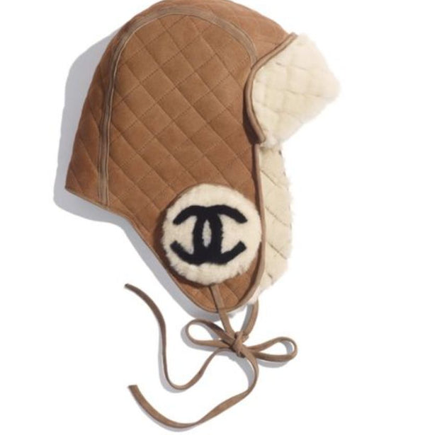 Cappello Chanel beige con paraorecchie e peluche