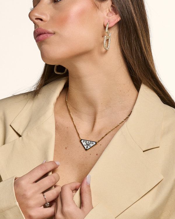 Collana a catena con pendente triangolare iconico bianco