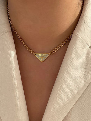 Collana a catena con pendente triangolare iconico bianco