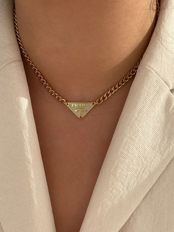 Collana a catena con pendente triangolare iconico bianco