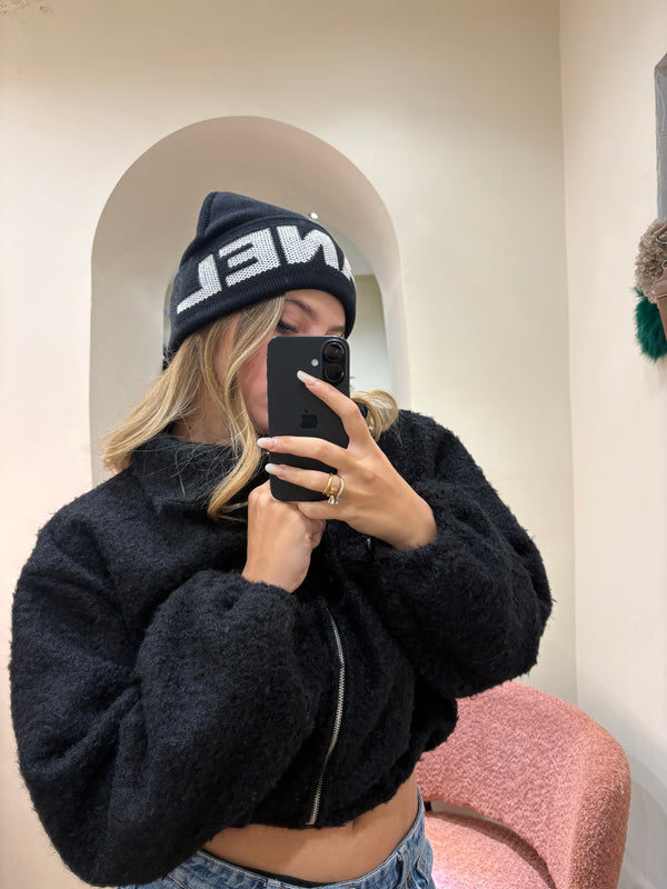 Cappello Chanel in lana rigata con scritta