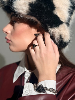 Bracciale a catena con charm triangolare iconico