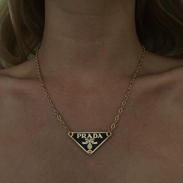 Collana a catena con pendente triangolare iconico nero