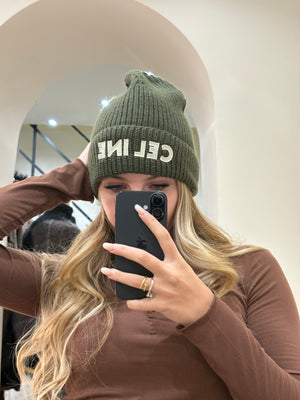 Cappello Celine in lana verde con scritta bianca