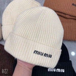 Cappello Miu Miu rigato in lana panna e bianco