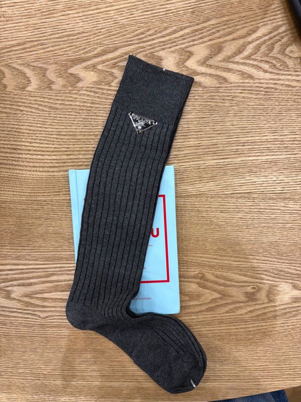 Calzini Prada in lana grigia con logo metallico