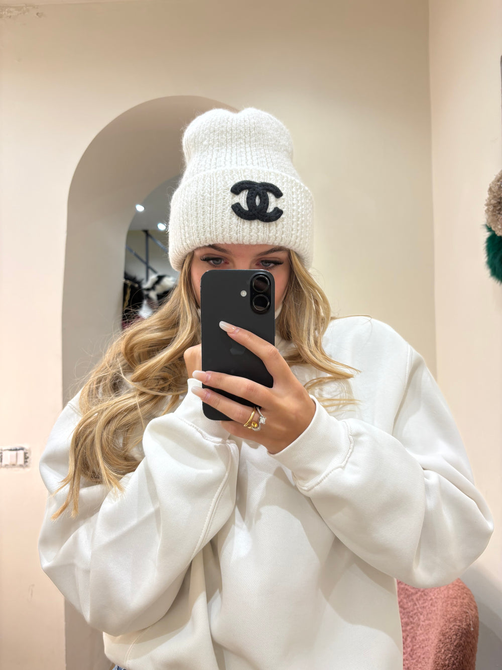 Cappello Chanel con logo intrecciato nero