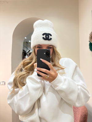 Cappello Chanel con logo intrecciato nero