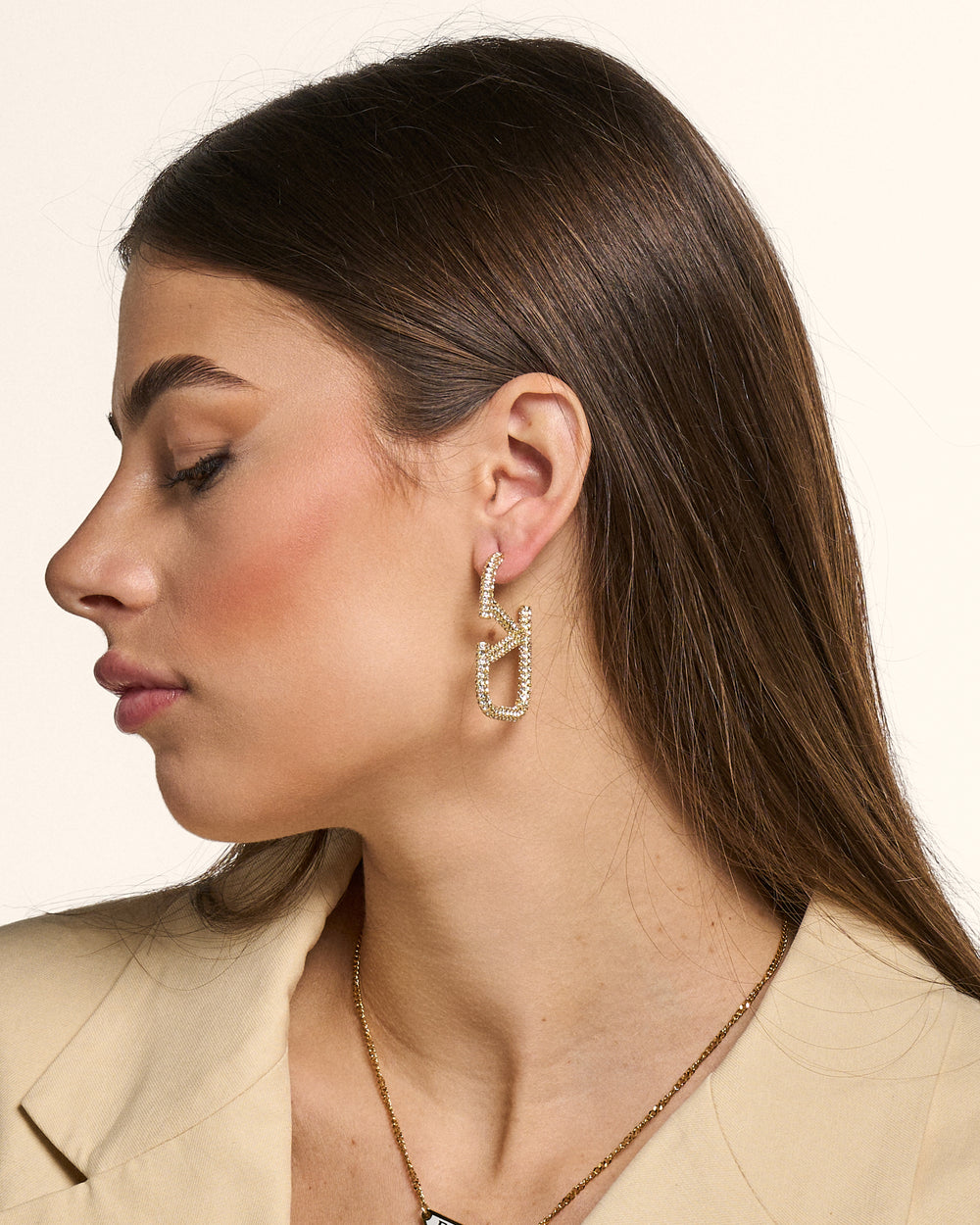 Orecchini a lobo con design grafico e cristalli