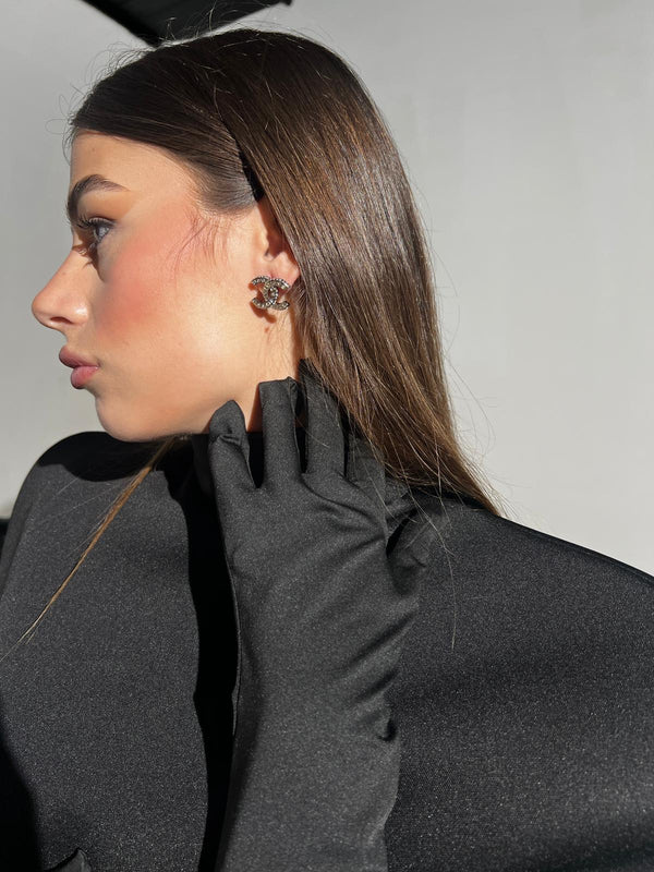 Orecchini a lobo con design intrecciato e cristalli baguette CC