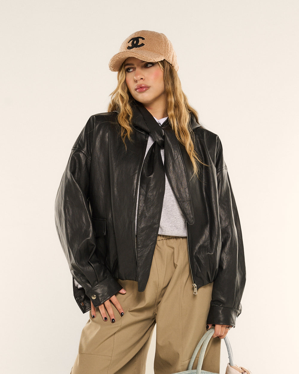 Bomber soft in pelle con accessorio hooded