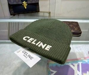 Cappello Celine in lana verde con scritta bianca