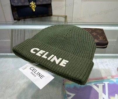 Cappello Celine in lana verde con scritta bianca