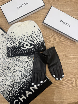 Guanti in pelle chanel con loghi bianchi