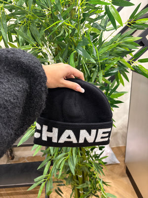 Cappello Chanel in lana rigata con scritta