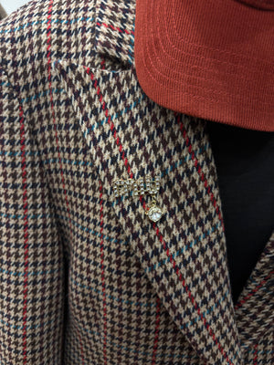 Spilla Miu Miu con goccia strassata