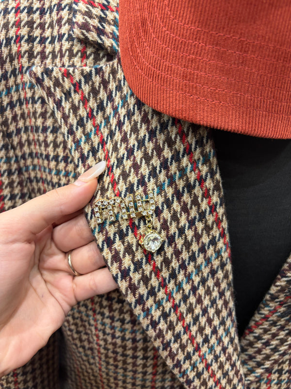 Spilla Miu Miu con goccia strassata